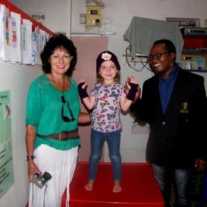 Die â€œmodelâ€, Jana Coetzee van Cool Kids, vertoon haar warm nussie en handskoene saam met rdl Riana de Coning en mnr Masizole Mnqasela   